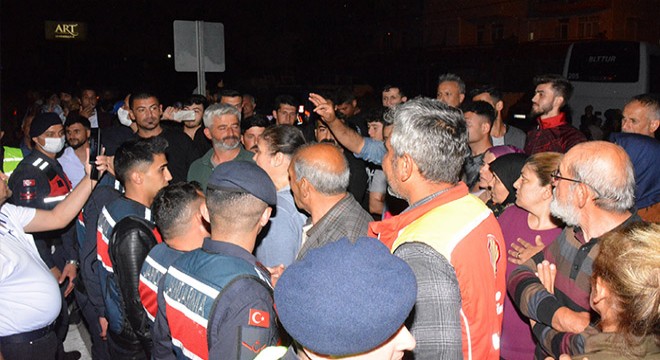 Kaza sonrası üst geçit talebiyle D-400'ü trafiğe kapattılar