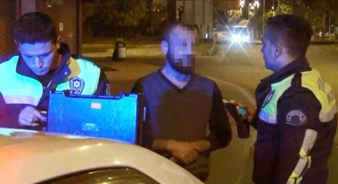 Kaza yapan alkollü sürücü, alkolmetreye üflememek için yalvardı