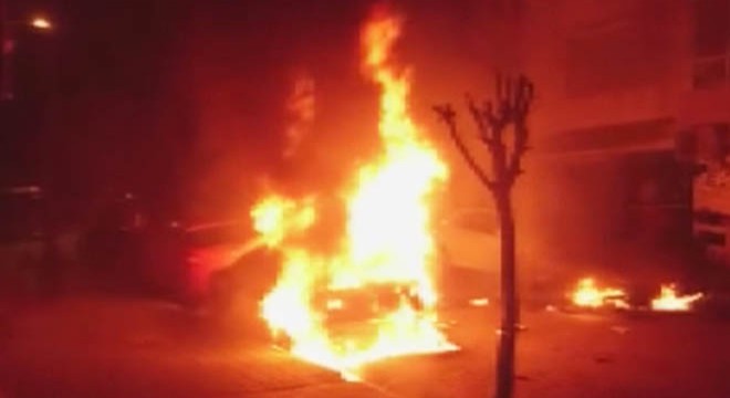 Kaza yapan motosiklet alev aldı,  2 otomobil yandı