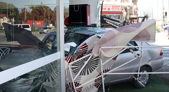 Kaza yapan otomobil mobilya mağazasına girdi