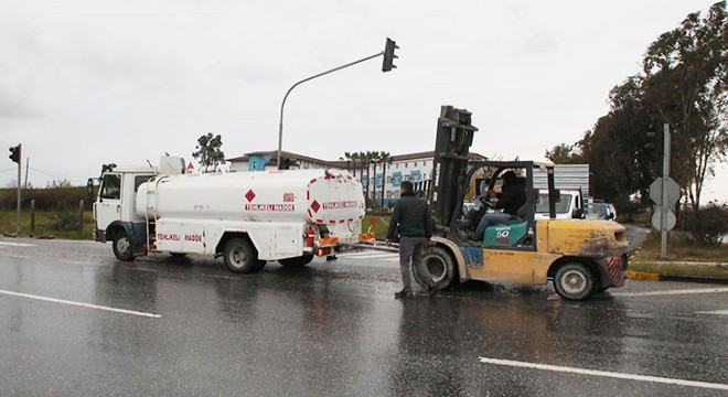 Kaza yapan tanker yol kenarına forkliftle çekildi