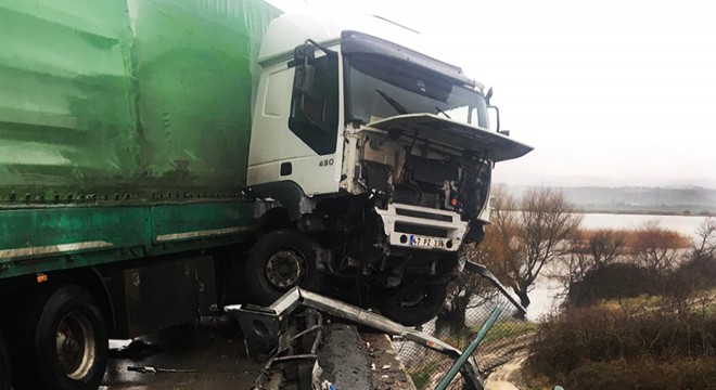 Kaza yapan tır şoförü viyadükten aşağıya uçtu