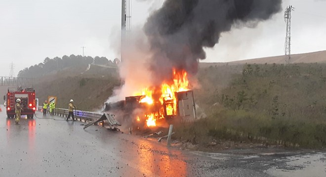 Kaza yapan kamyonet alev topuna döndü