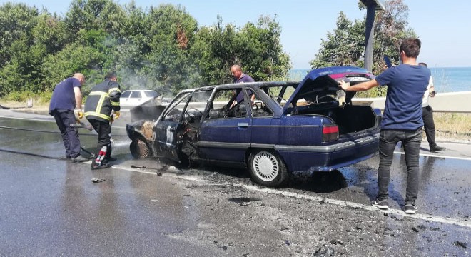 Kaza yapan otomobil alev aldı