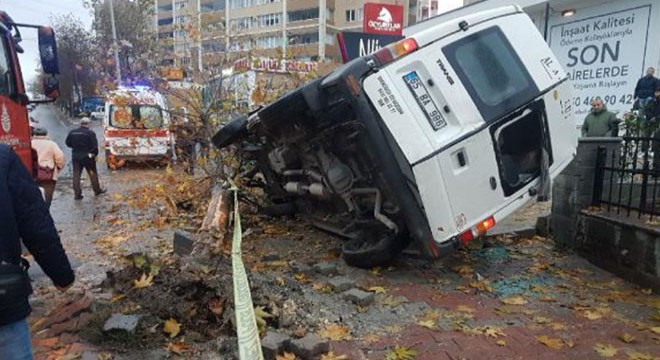 Kaza yapan servis aracına  tabure  ile ek yolcu almışlar