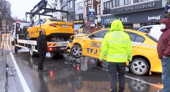 Kaza yapan taksici oluşan trafik nedeniyle herkesten özür diledi