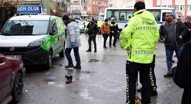 Kaza yerinden geçerken ölen kişinin eşi olduğunu öğrendi