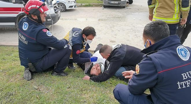 Kaza yerinden geçerken, yaralının oğlu olduğunu gördü