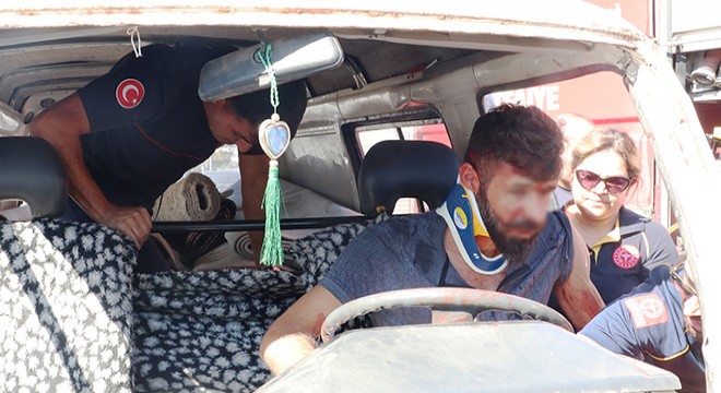 Kazada kamyonette sıkışan 2 kişiyi itfaiye ekibi kurtardı