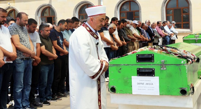 Kazada ölen Derya öğretmen ve kızı toprağa verildi