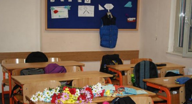 Kazada ölen Şükrü'nün yeleği ve sevdiği bisküvi sınıftaki panoya koyuldu