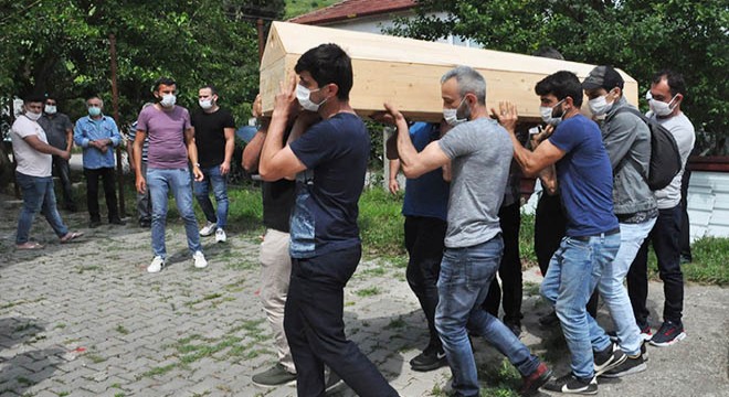 Kazada ölen ağabeyinin yanında toprağa verildi