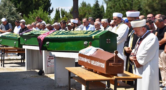 Kazada ölen aynı aileden 4 kişi toprağa verildi