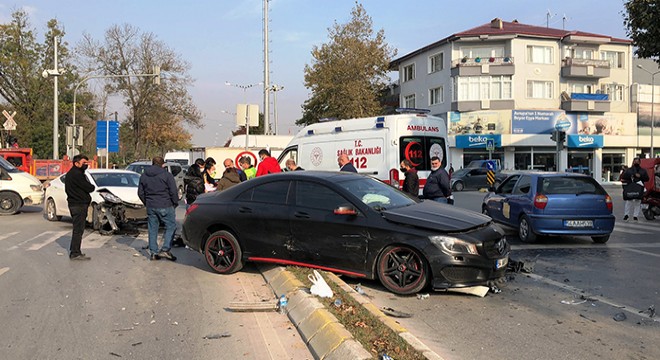 Kazada savrulan otomobil kaldırımdaki yayaya çarptı