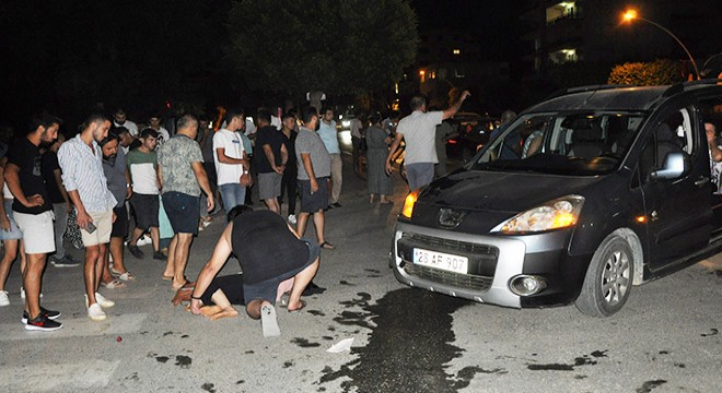Kazada yaralanan annelerini yalnız bırakmadılar