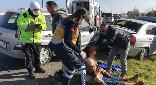 Kazada yaralılara, yoldan geçen sağlıkçı müdahale etti