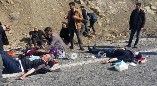 Kazada yol ortasında can pazarı: 2'si ağır 8 yaralı
