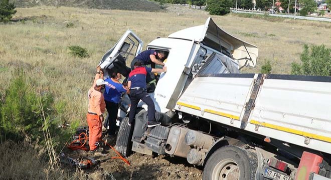 Kazada TIR şoförü kabininde sıkıştı; ekipler seferber oldu