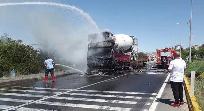 Kazada beton mikseri yüklü TIR yandı