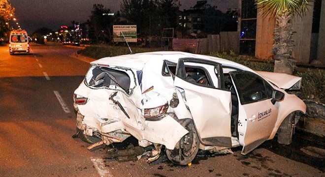 Kazada hurdaya dönen otomobilinden yara almadan çıktı