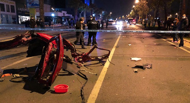 Kazada ikiye bölünen otomobilin sürücüsü, ağır yaralandı