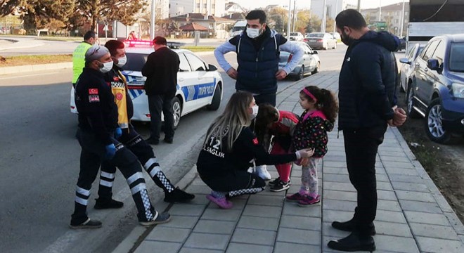 Kazada korkan kız kardeşleri, sağlık ekibi sakinleştirdi