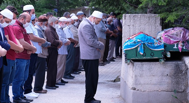 Kazada ölen anne ve kızı son yolculuklarına uğurlandı