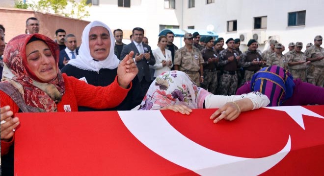 Kazada ölen uzman çavuşu, eşi ağıtlarla uğurladı