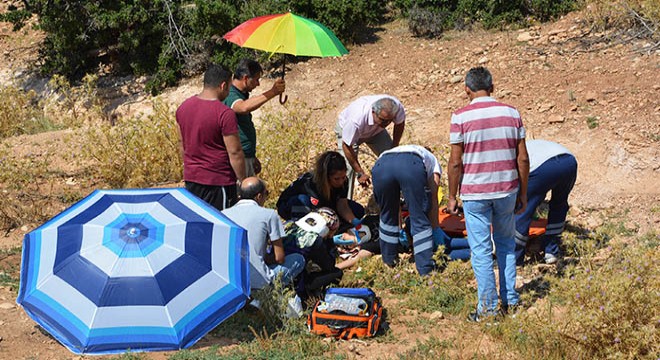 Kazada yaralananları şemsiyeyle güneşten korudular