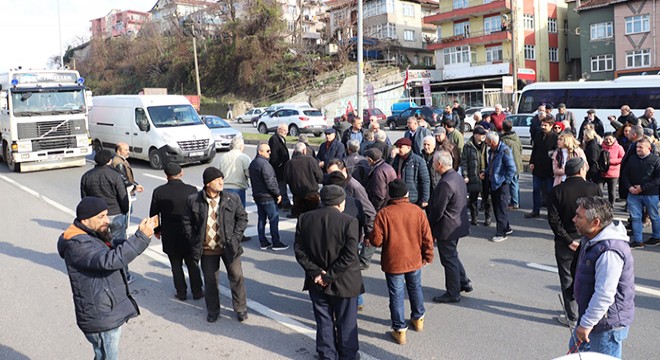 Kazalardan bıkan mahalleli yolu kapattı