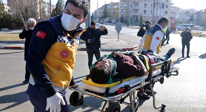 Kazayı fark eden vali, yaralıların yanından ayrılmadı