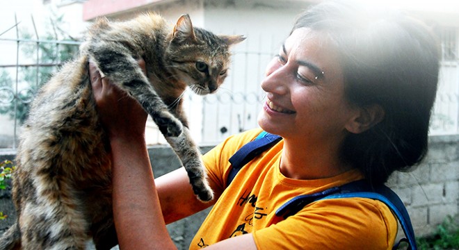Kedileri besledi diye anne ve kızından dayak yedi