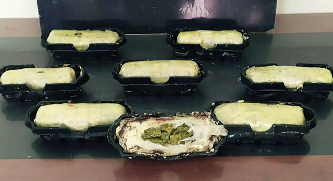 Kek paketlerinden 2 kilo esrar çıktı
