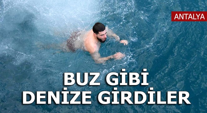 Kekova'da buz gibi denize girdiler