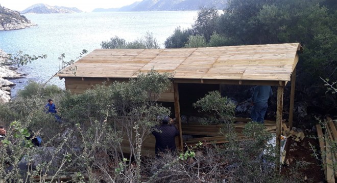 Kekova'daki kaçak bungalovlar yıkıldı