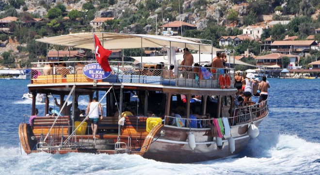 Kekova yerli ve yabancı turistin ilgi odağı