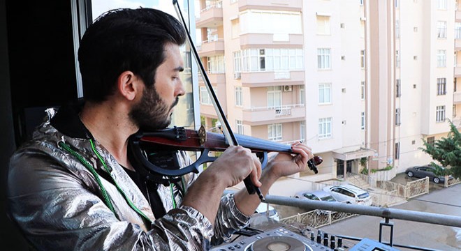 Kemancının müzik performansını mahalle sakinleri sokakta dinledi