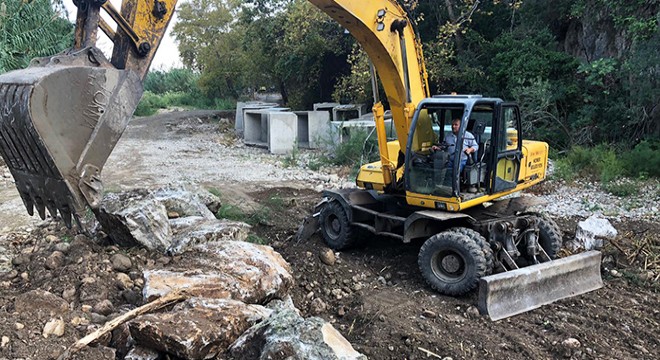 Kemer'de belediye ekipleri çalışmalarını sürdürdü