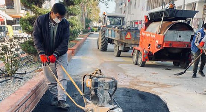 Kemer'de bozuk yollar asfaltlanıyor