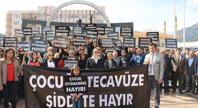 Kemer'de çocuk istismarı ve kadına şiddet protesto edildi