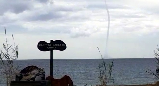 Kemer'de denizde hortum oluştu