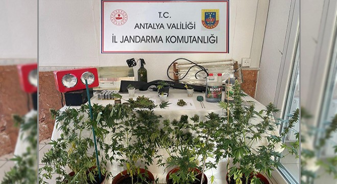 Kemer'de eve uyuşturucu baskını