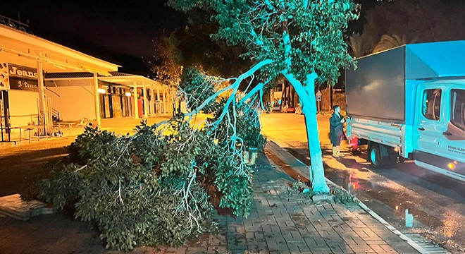 Kemer'de fırtına ve yağmur etkili oldu