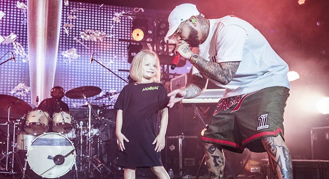 Kemer'de konser veren Timati'ye kızı eşlik etti