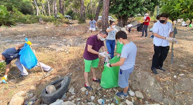 Kemer'de ormanlar yanmasın diye çöpleri topladılar