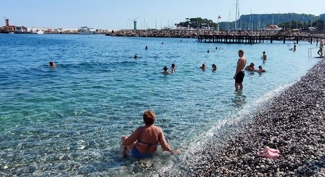 Kemer sahillerinde 'yağmur öncesi deniz' yoğunluğu