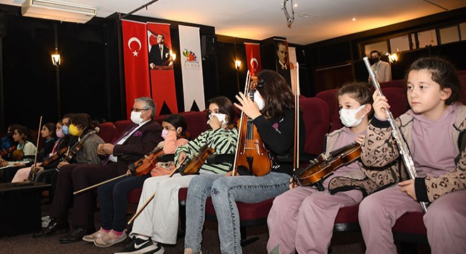 Kemer Belediyesi Gençlik Orkestrası hayran bıraktı