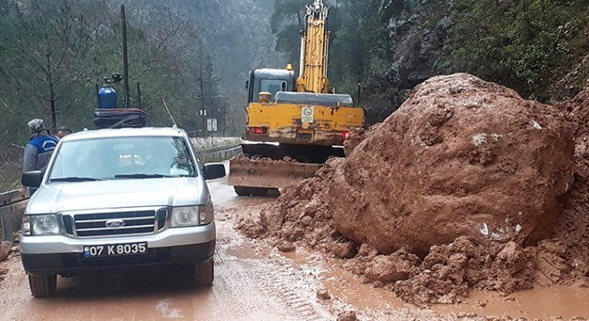 Kemer Belediyesi sağanağa karşı mücadele etti