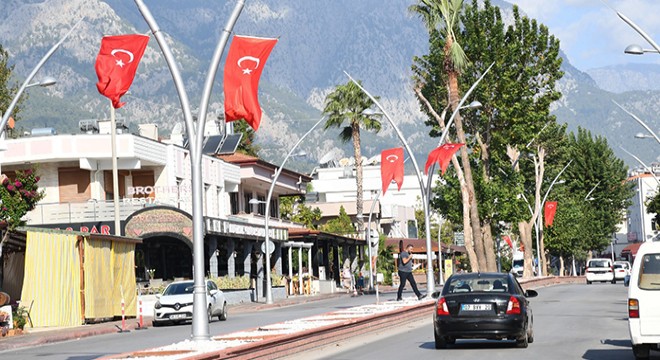 Kemer, Türk bayraklarıyla süslendi