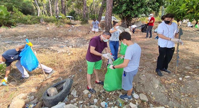 Kemer de ormanlar yanmasın diye çöpleri topladılar